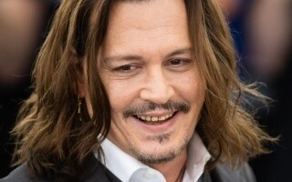 Джонни Депп показывает свою новую улыбку после стоматологической работы